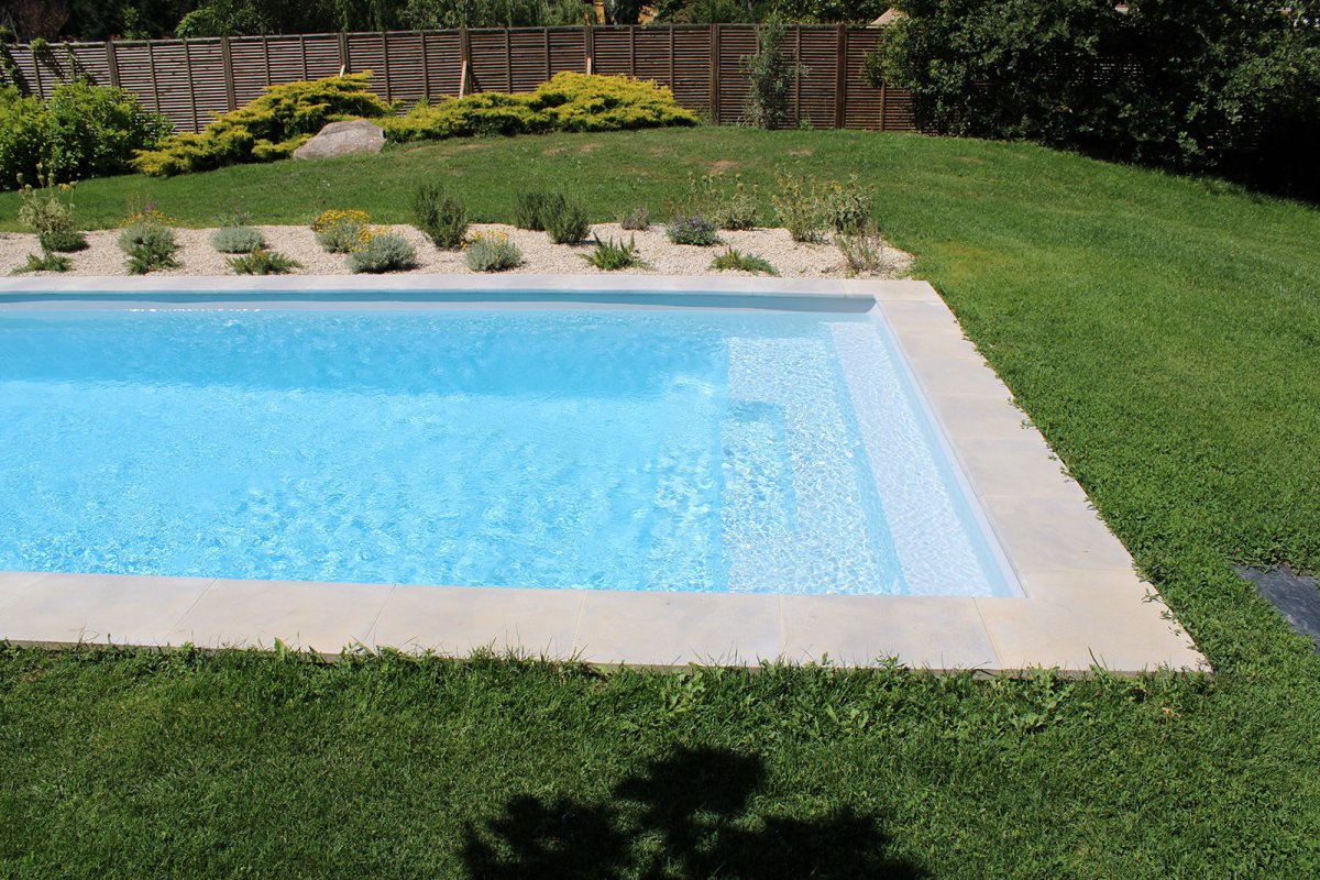 escalier banquette dans coque piscine 7m - Photo piscine à coque