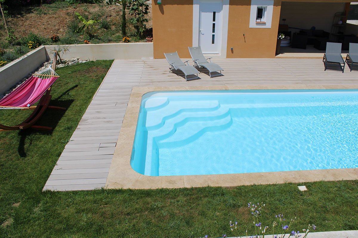Grande piscine avec un petit escalier - Photo piscine à coque