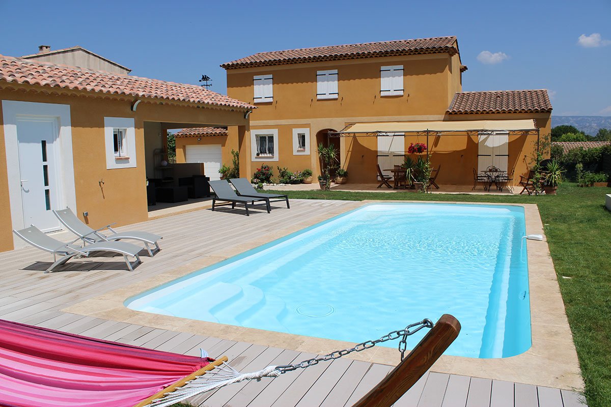 piscine margelle travertin avec terrasse bois et pelouse - Photo piscine à coque