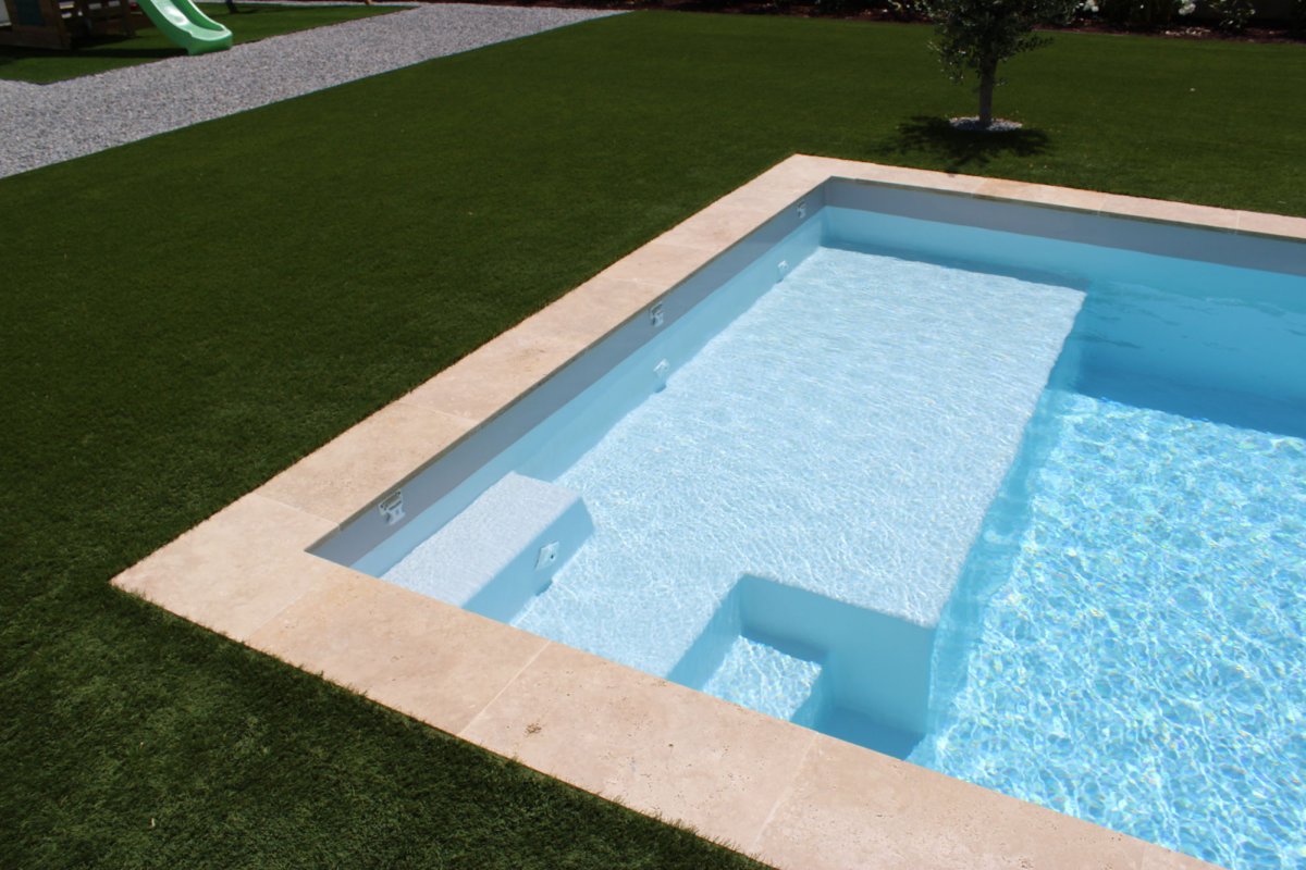 grande plage sur piscine en polyester - Photo piscine à coque