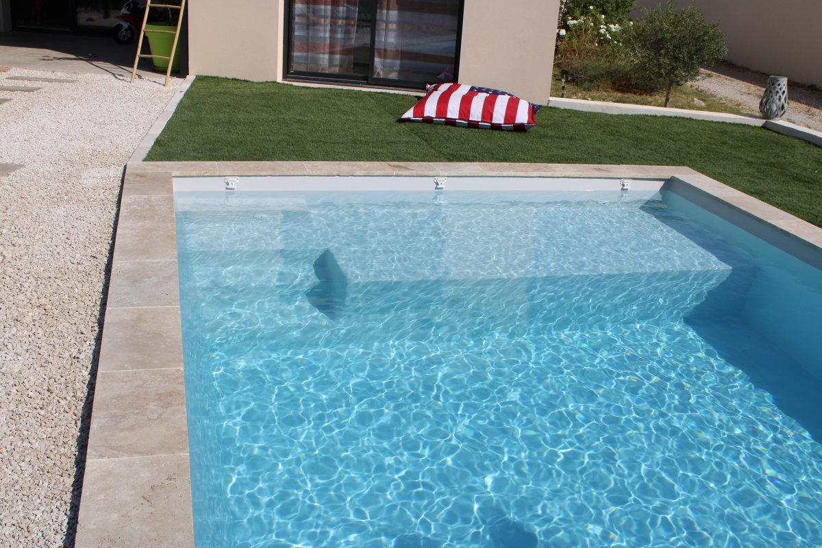 plage 1,35m sur une piscine coque - Photo piscine à coque