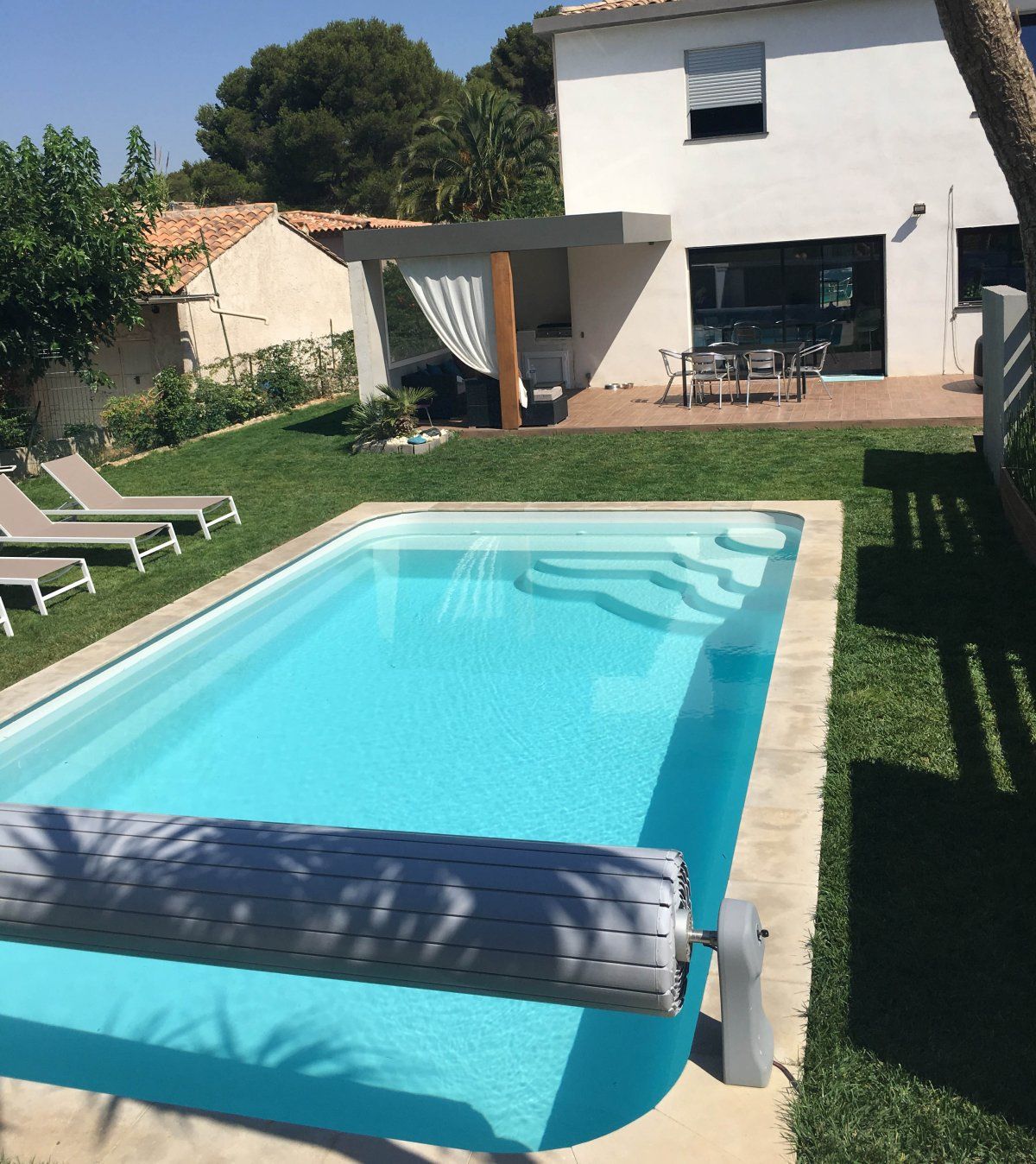 Piscine polyester avec volet hors sol