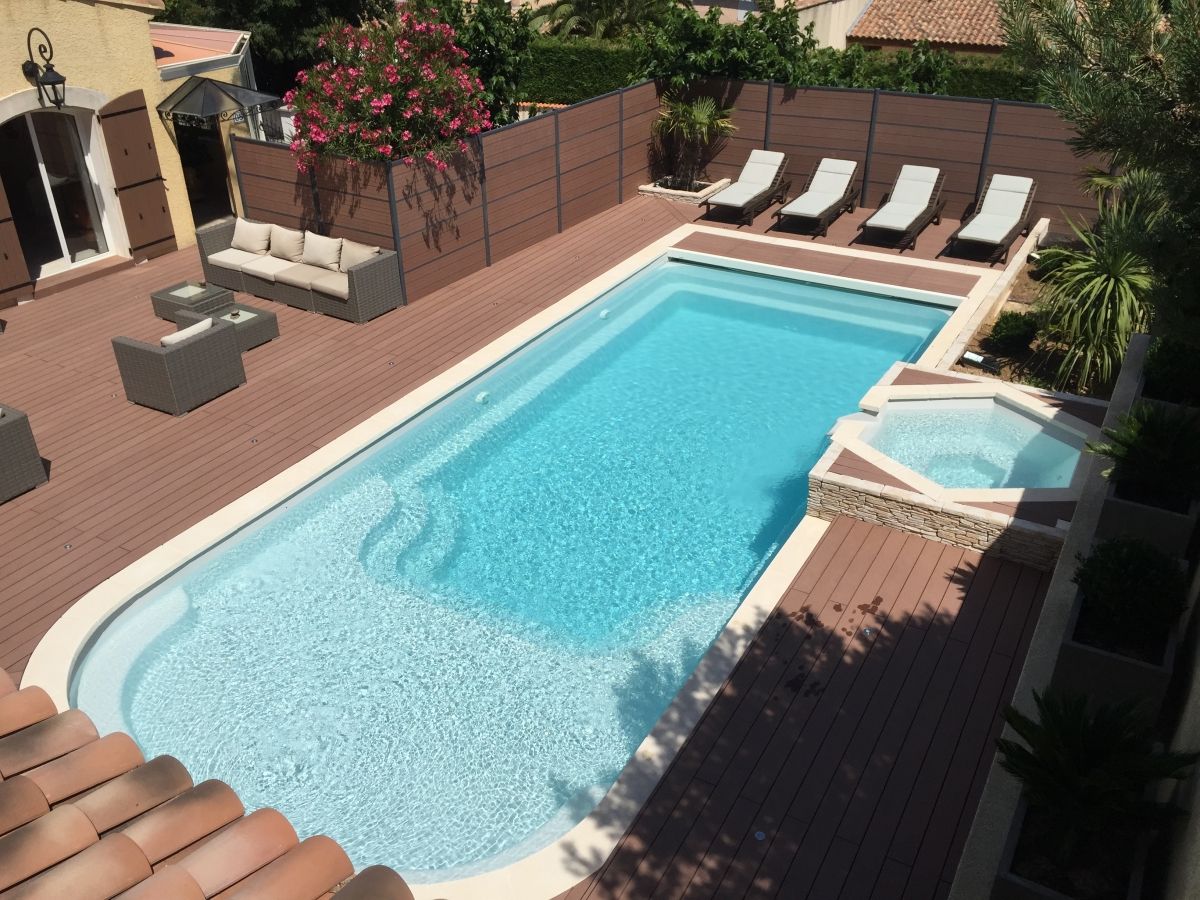 grande piscine plage avec bois