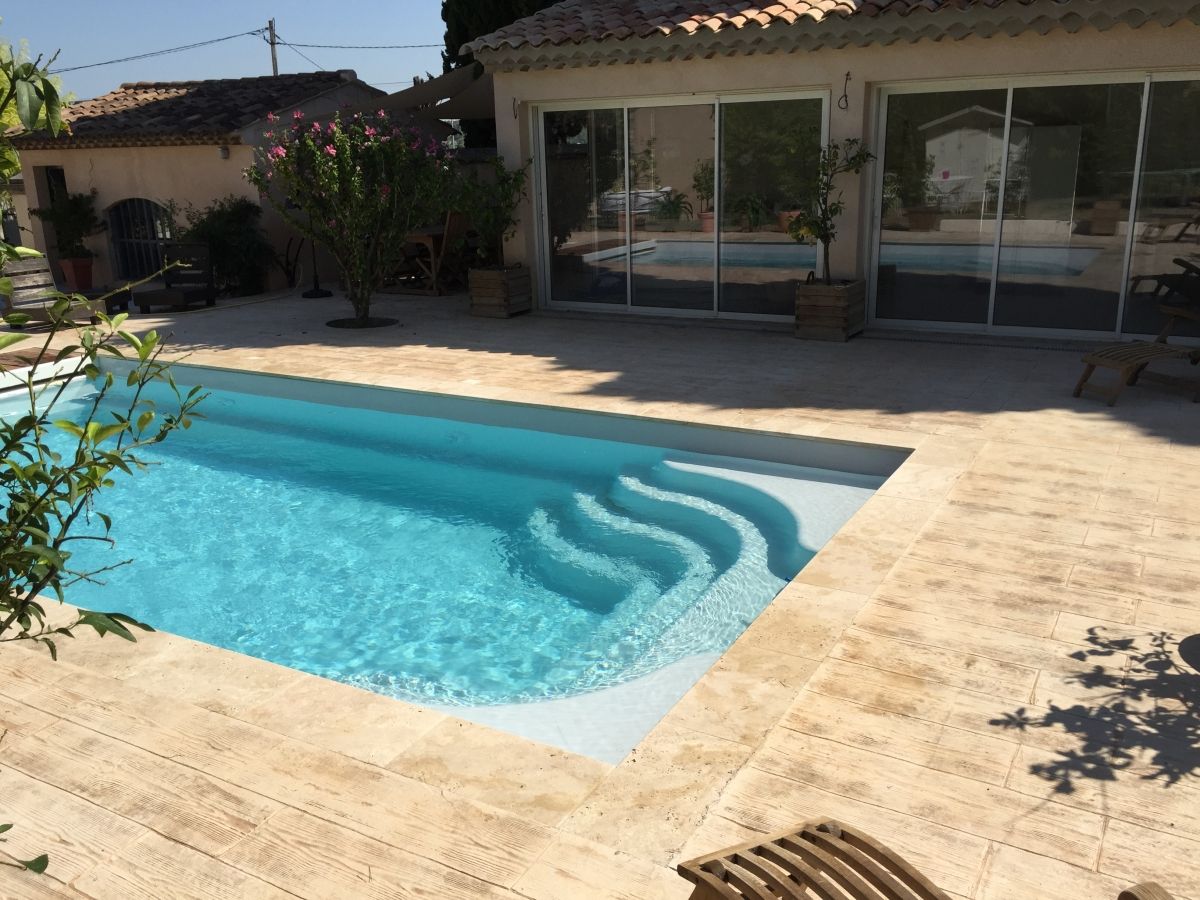 Coque polyester très moderne - Photo piscine à coque