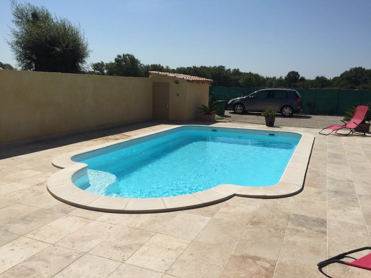 Piscine coque blanche avec margelles blanches