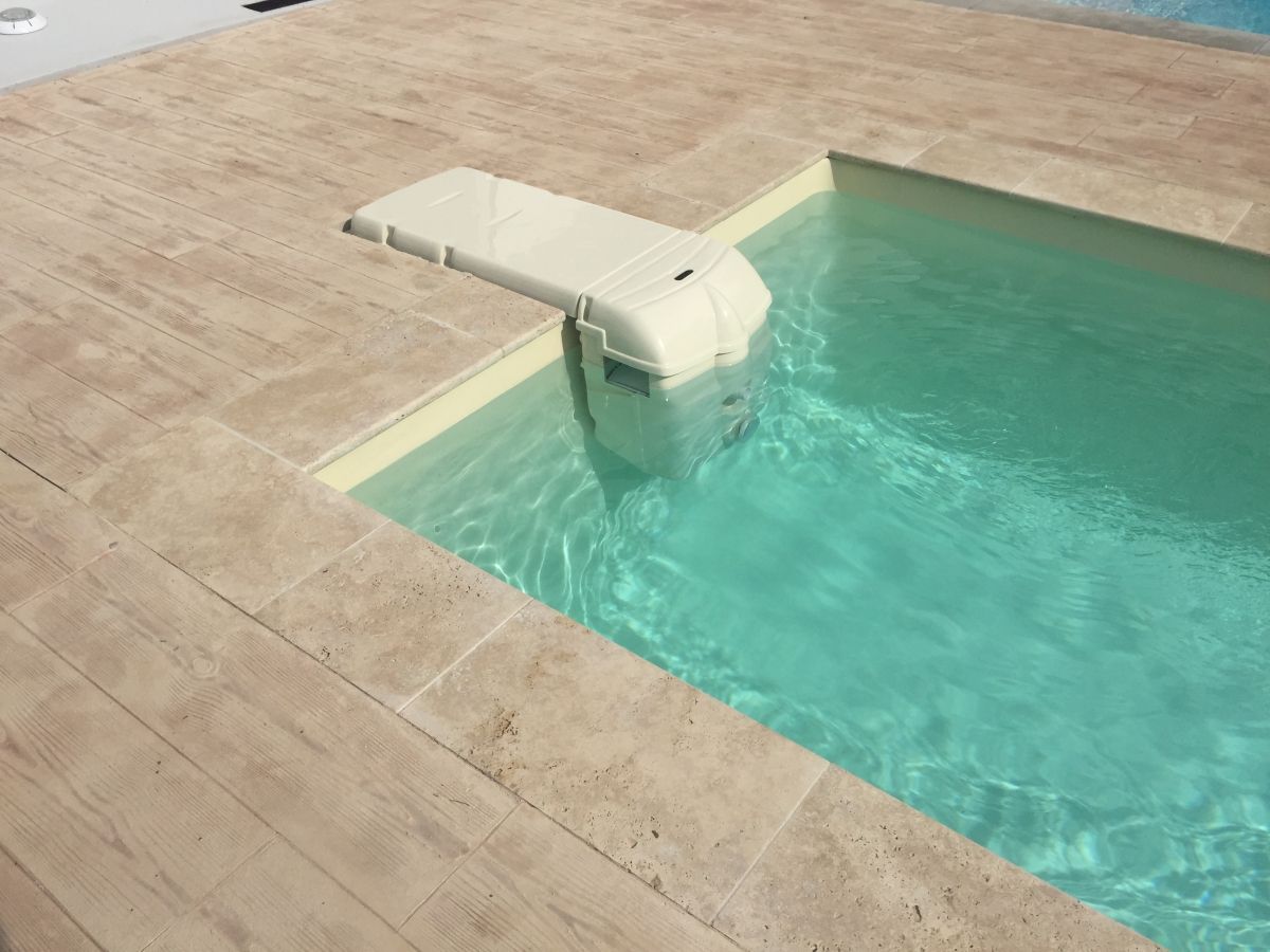 Petite piscine coque avec filtration intégrée - Photo piscine à coque