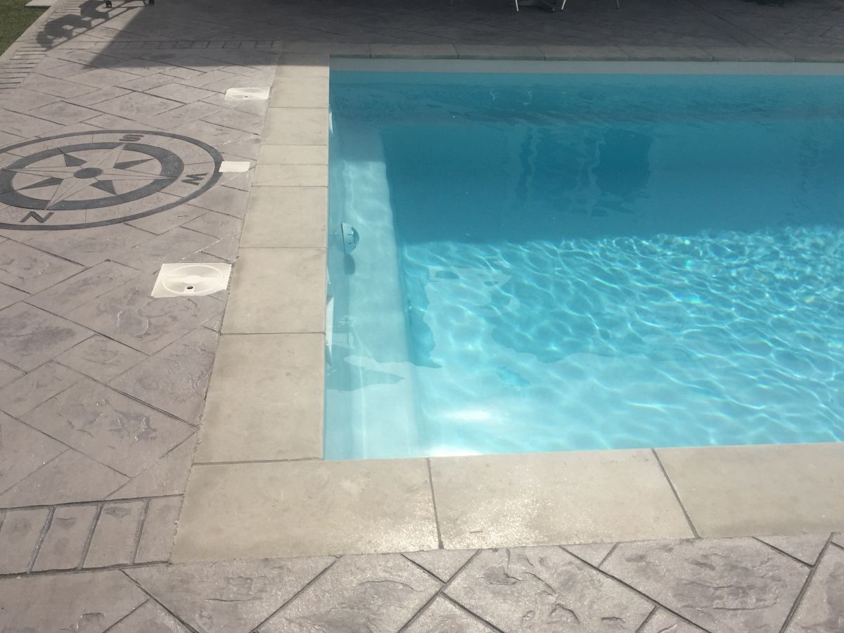 Piscine rectangle et marche de sécurité - Photo piscine à coque
