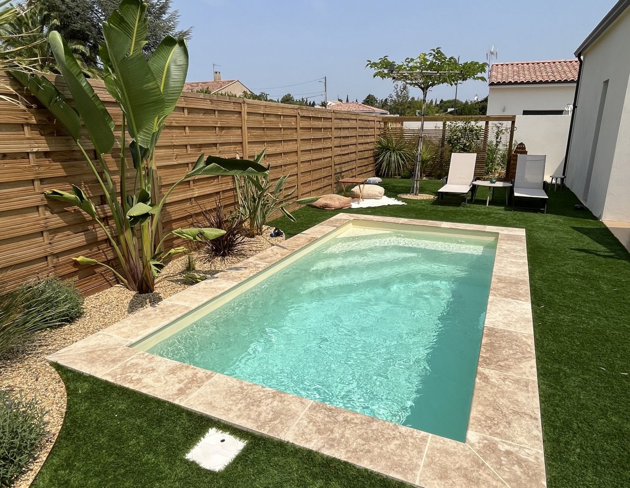 aménagement d'une petite piscine beige - Photo piscine à coque