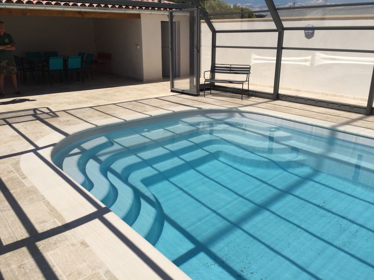 Escalier avec grandes marches familiales - Photo piscine à coque