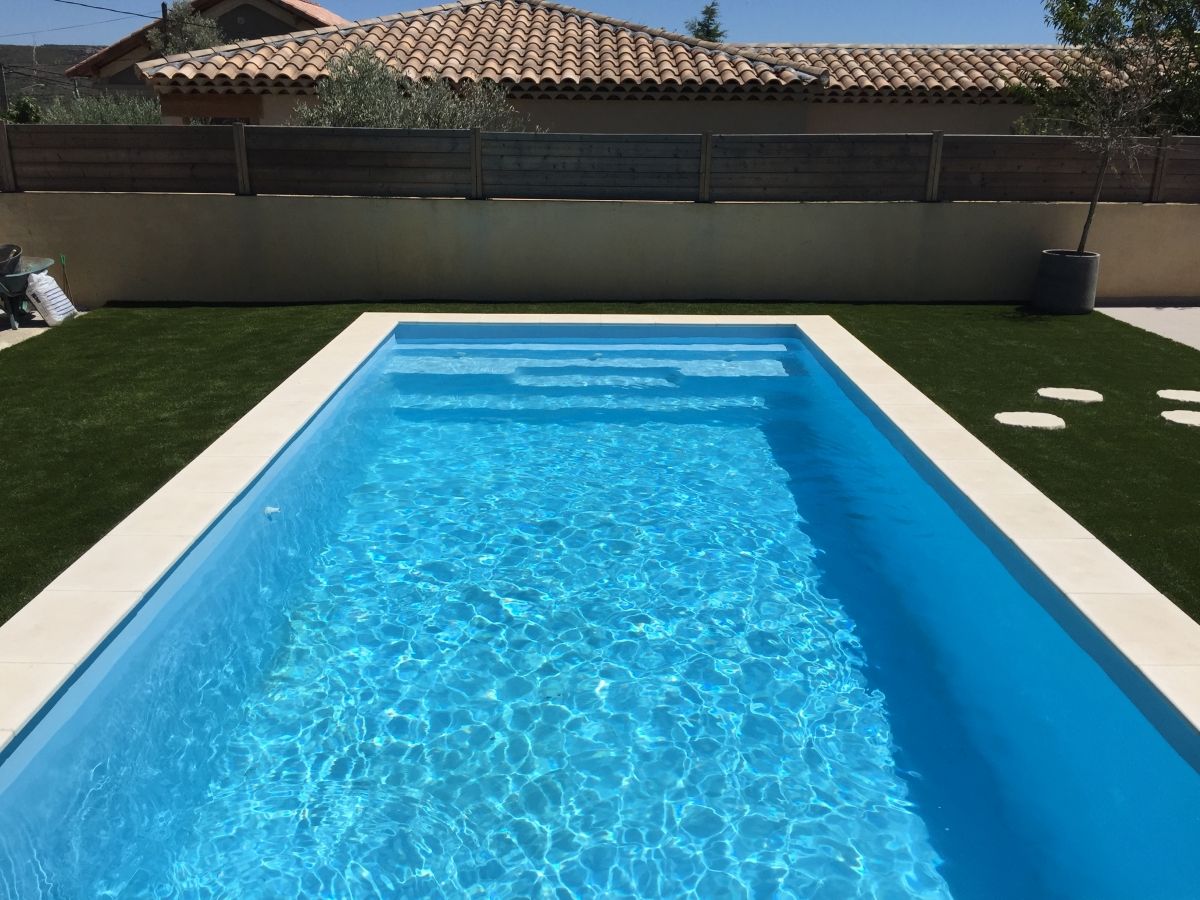 coque polyester moderne angle vif - Photo piscine à coque