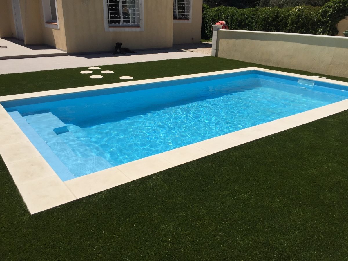 Piscine polyester aux parois droites