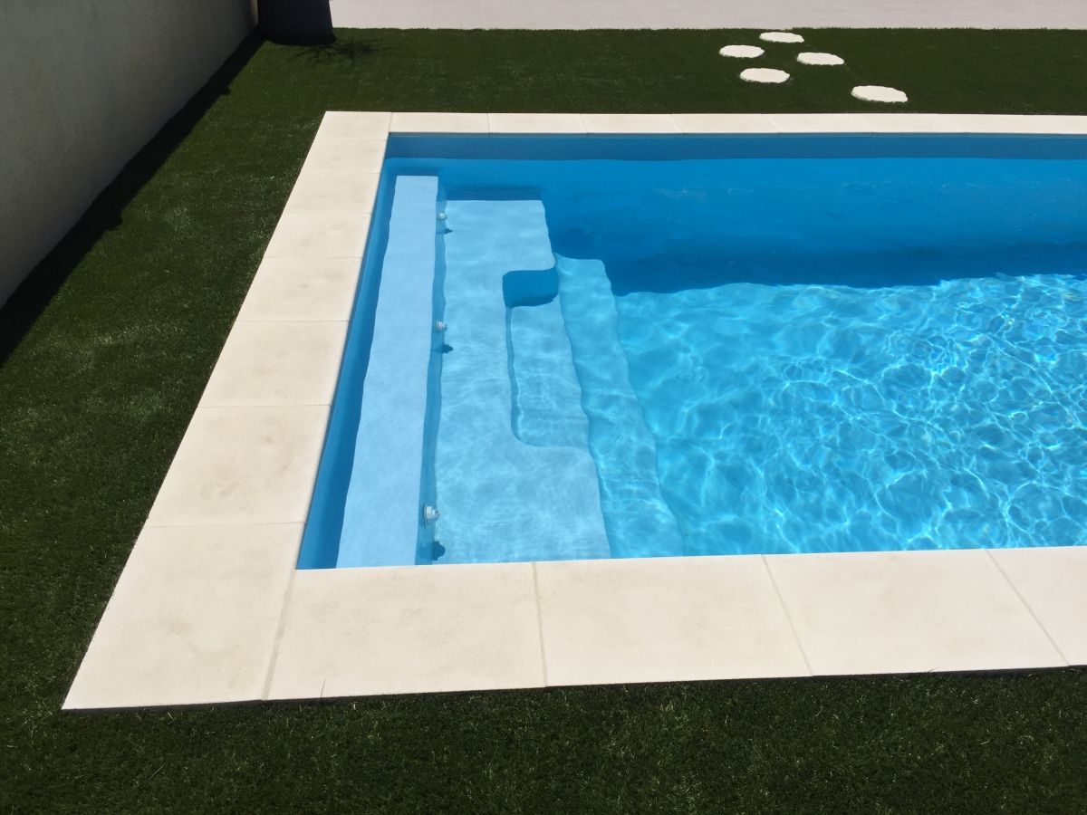 Marches droite sur une piscine coque - Photo piscine à coque