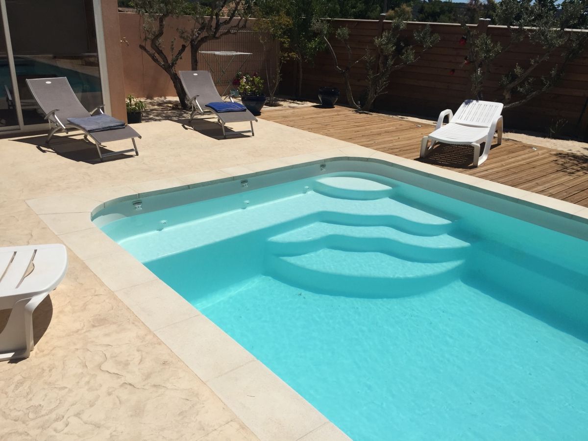 Grande banquette sur une piscine de 7m - Photo piscine à coque