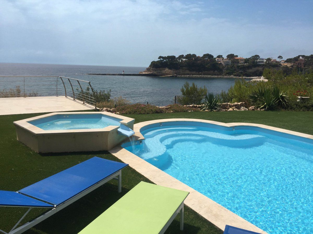 marches romaines sur fond incliné  - Photo piscine à coque