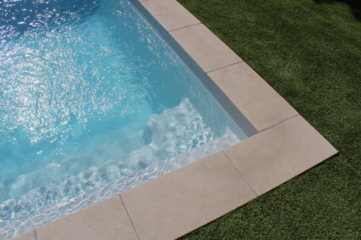 Margelle en pierre naturelle - Photo piscine à coque
