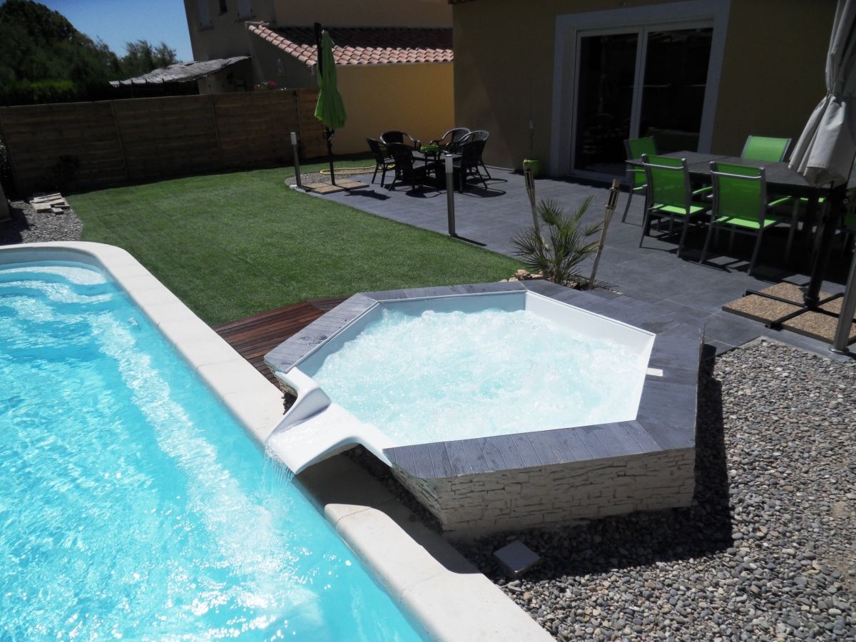 Jacuzzi avec balnéotherapie - Photo piscine à coque