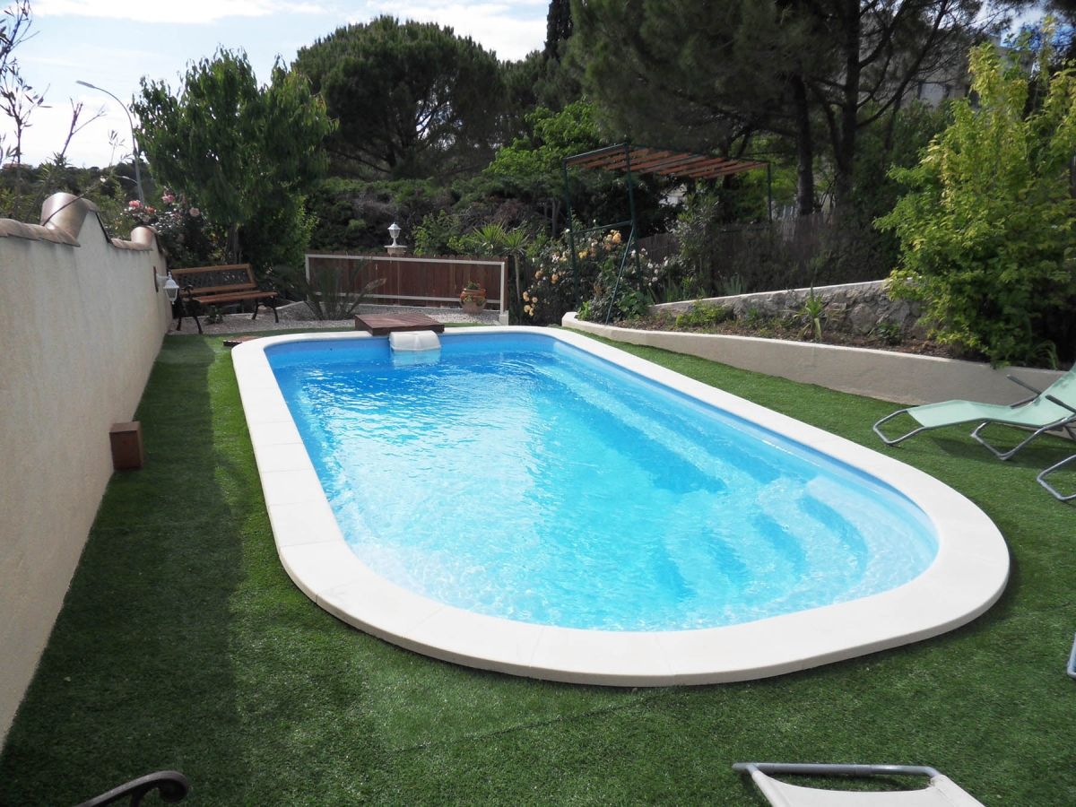 Piscine polyester avec bloc filtrant