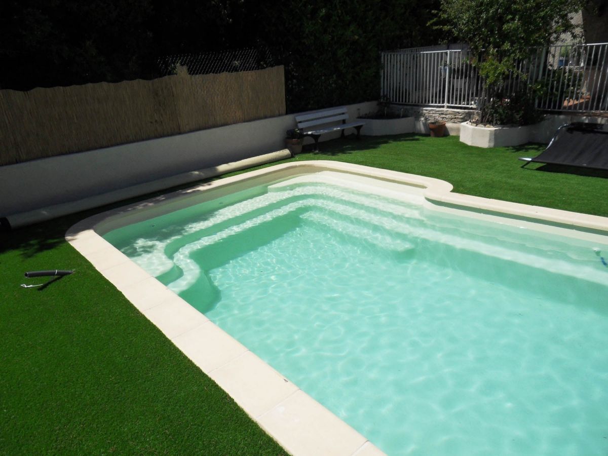 Grande banquette pour une piscine coque - Photo piscine à coque