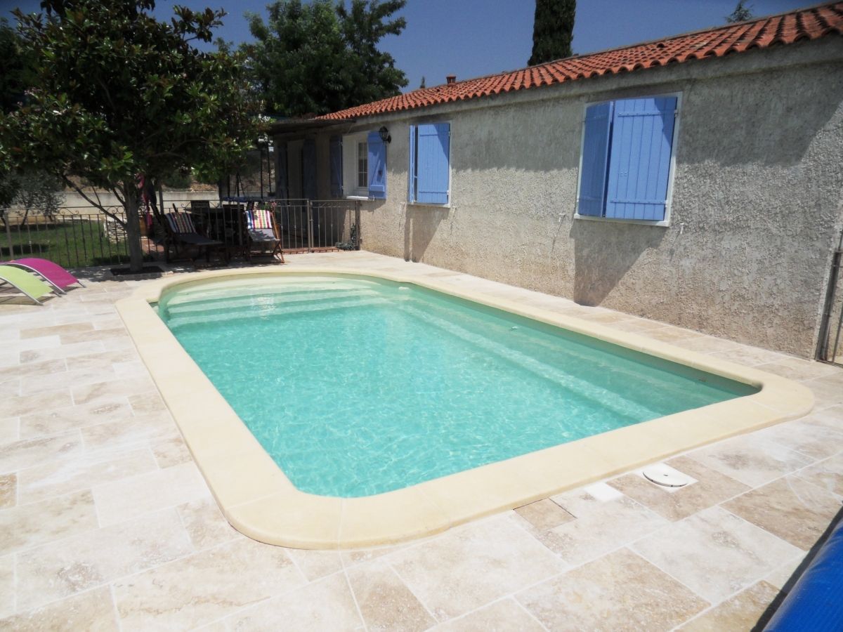 Piscine traditionnel avec un escalier roman - Photo piscine à coque