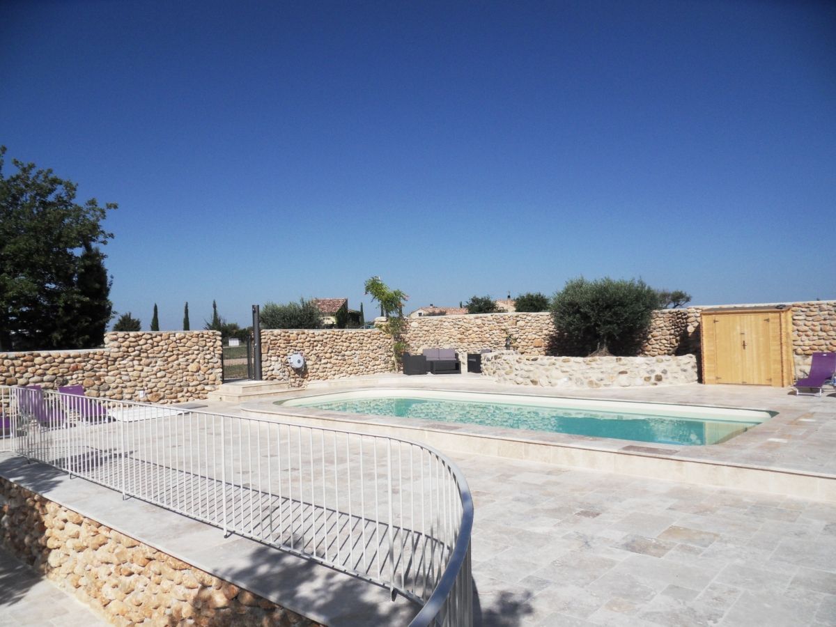 piscine beige avec terrasse travertin - Photo piscine à coque