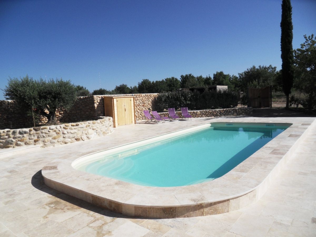 grande piscine coque beige margelles travertin