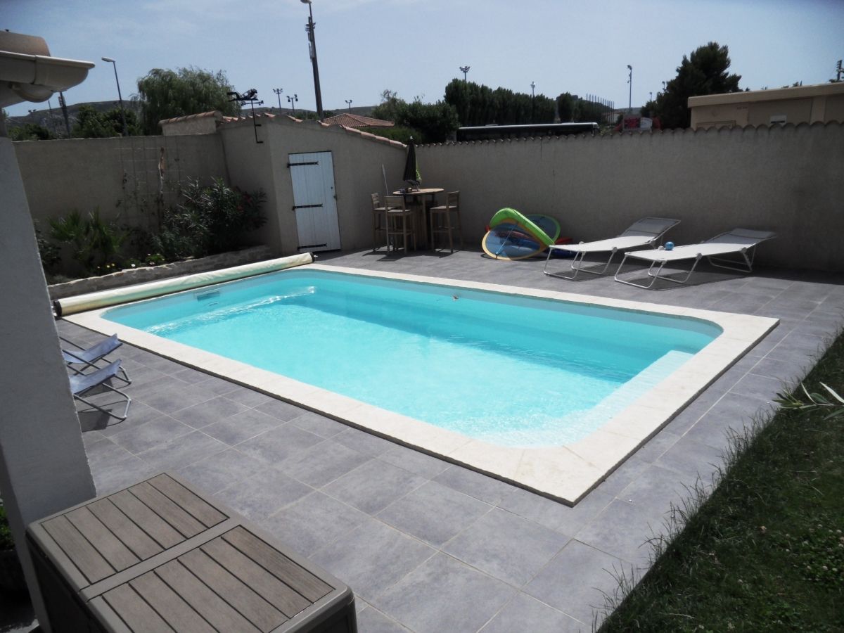 piscine de couleur blanche - Photo piscine à coque