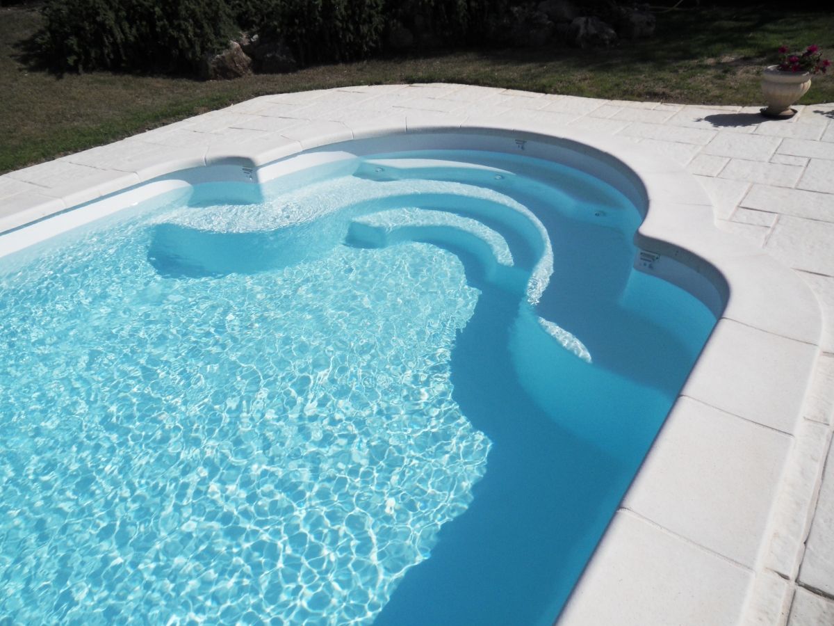 Photo Piscine en escalier romain - Photo d'une piscine coque