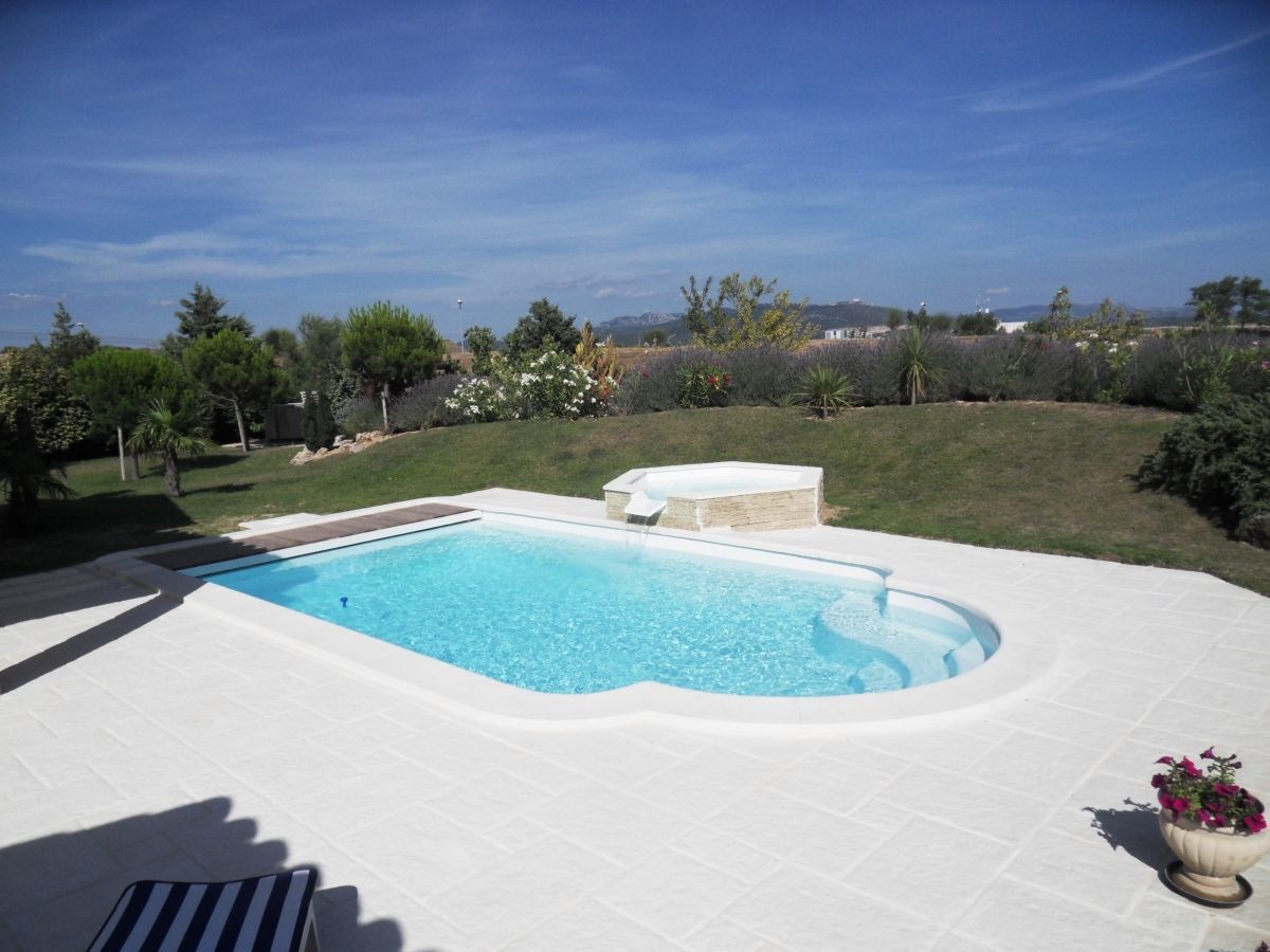 Piscine avec volet roulant et spa