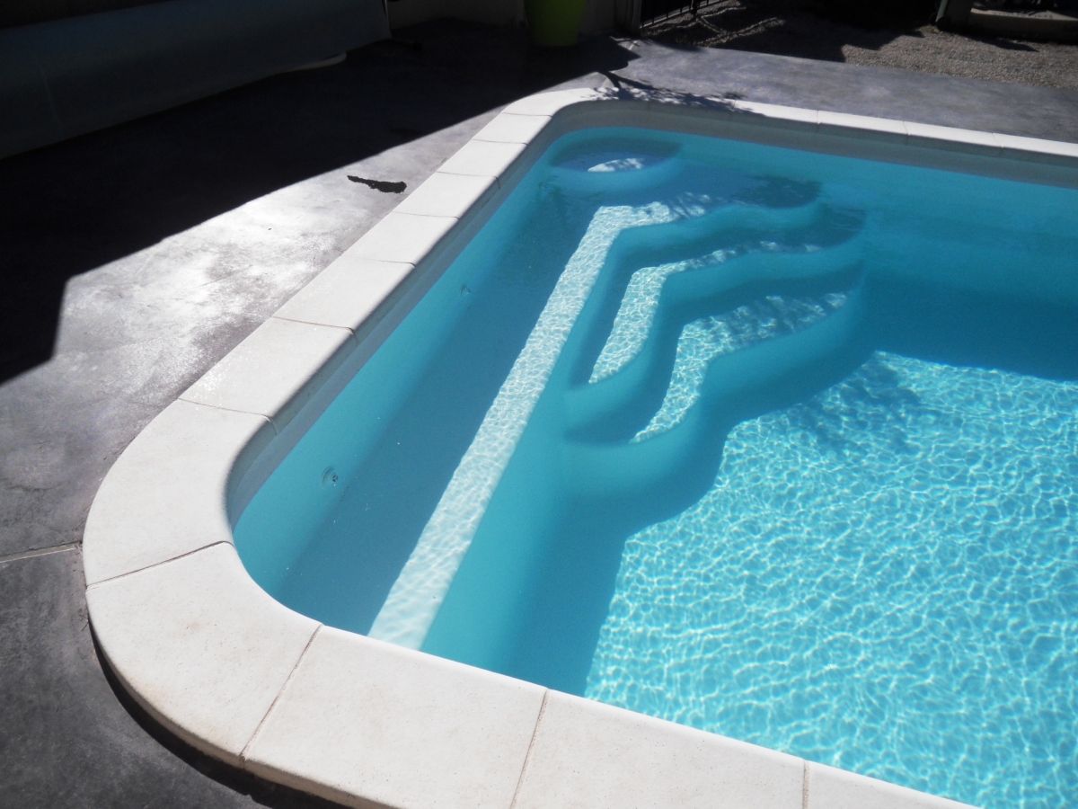 Grosse banquette sur piscine en polyester