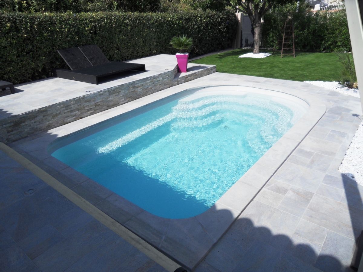 Margelle plate grise pour piscine grise - Photo piscine à coque