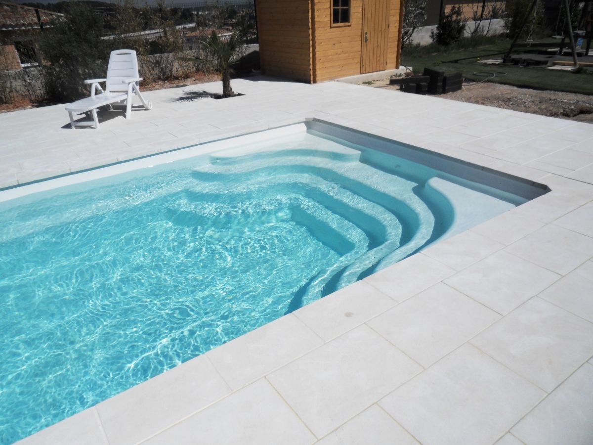 Photo Piscine moderne à angle droit - Photo d'une piscine coque