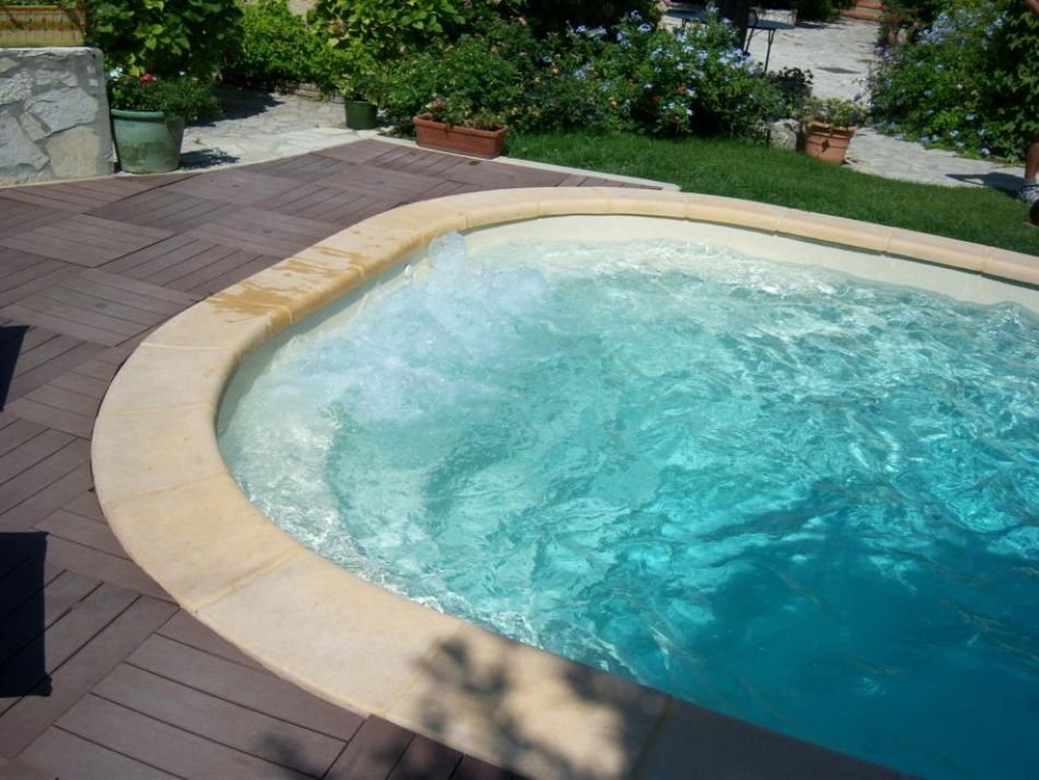 Photo Piscine polyester, balnéo  - Photo d'une piscine coque