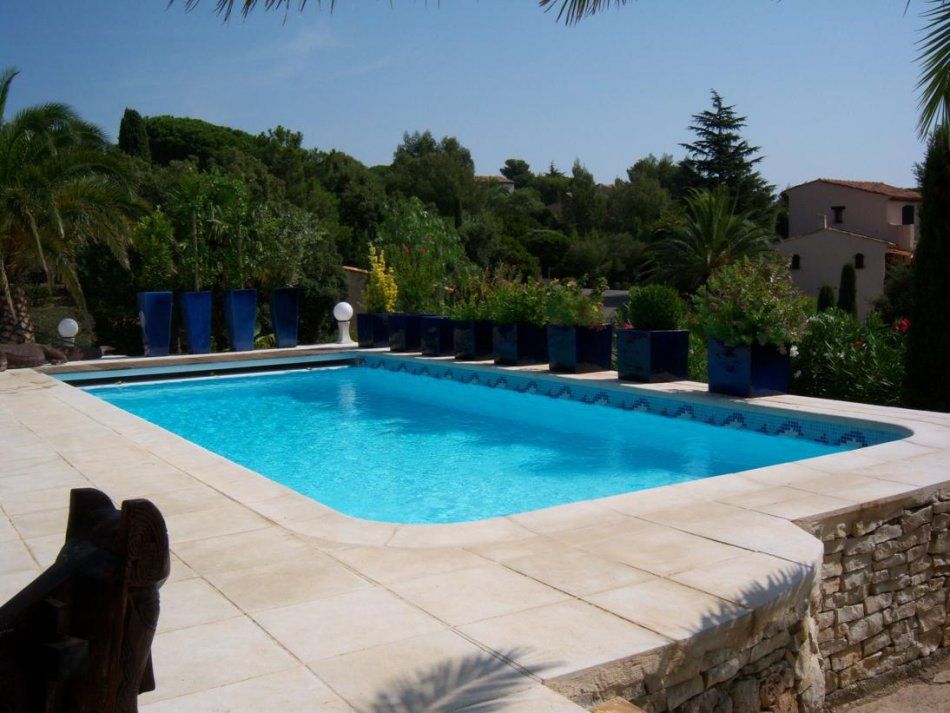 Photo Piscine traditionnelle avec bandeau de carrelage - Photo d'une piscine coque