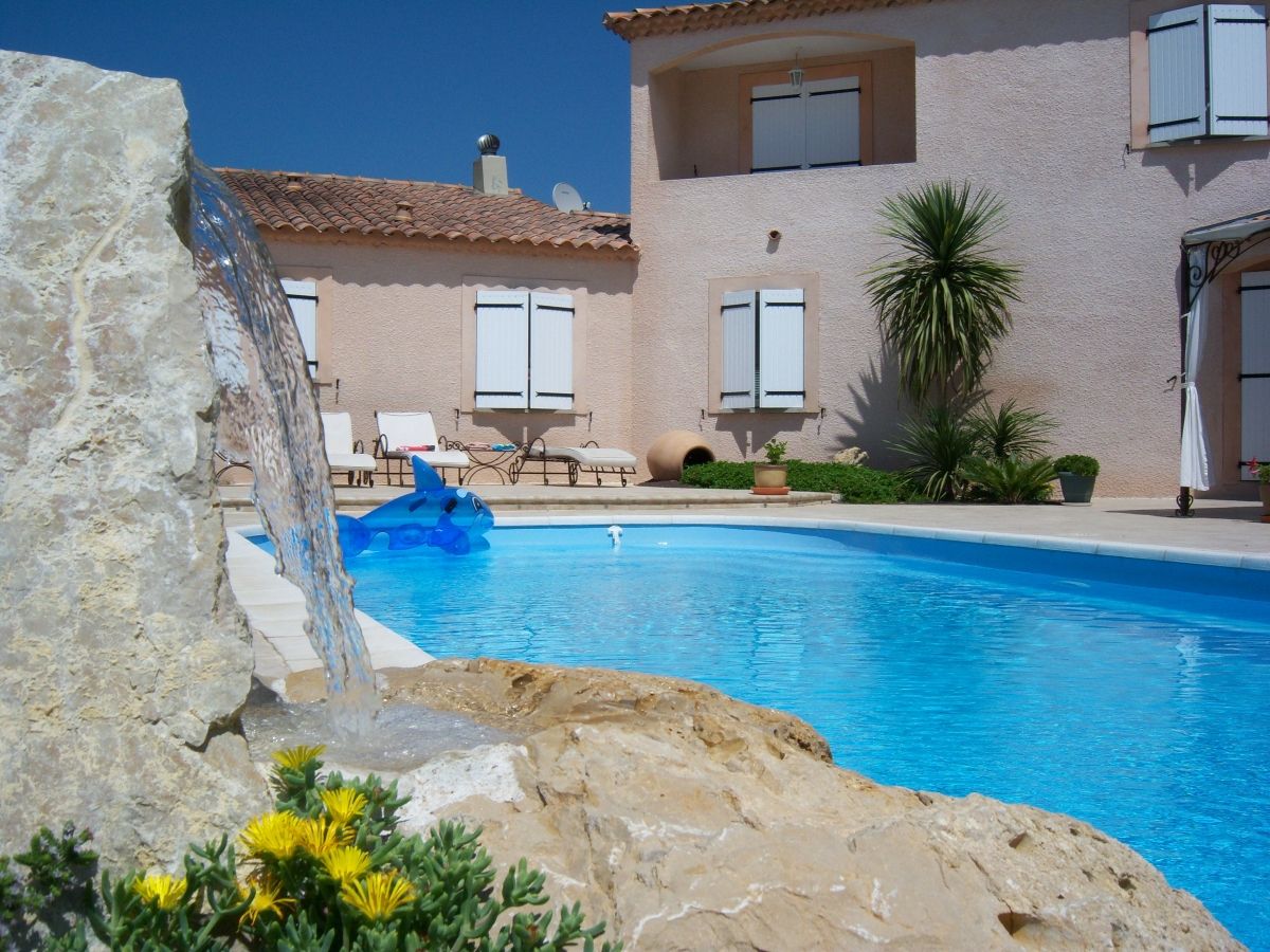 Aménagement avec fontaine pour piscine - Photo piscine à coque