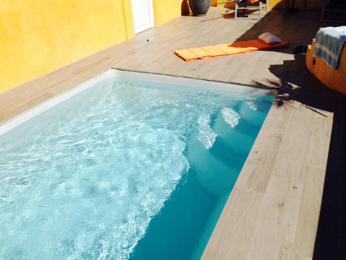 trois marches dans piscine polyester - Photo piscine à coque