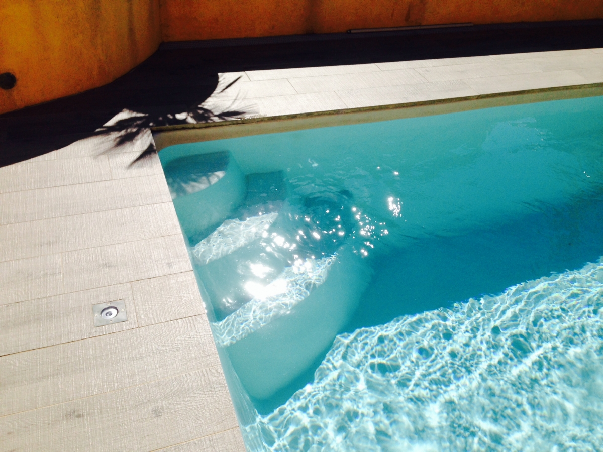 escalier de petite piscine polyester - Photo piscine à coque