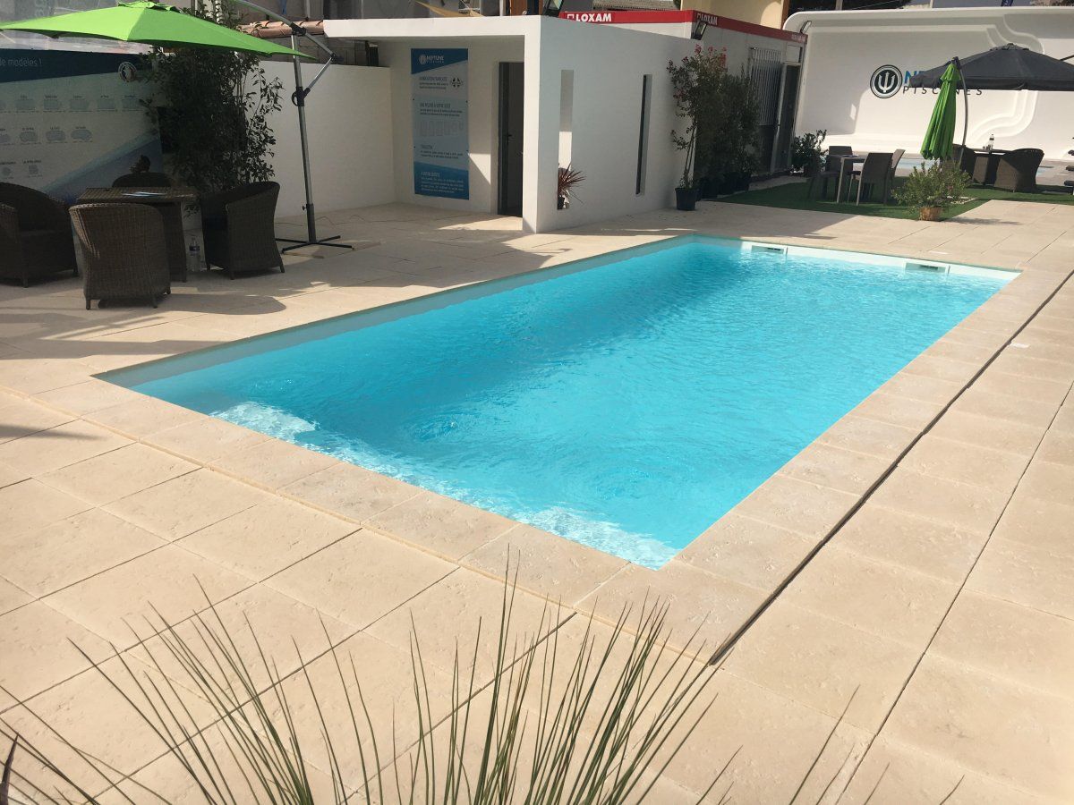 Piscine coque 8x4 contemporaine