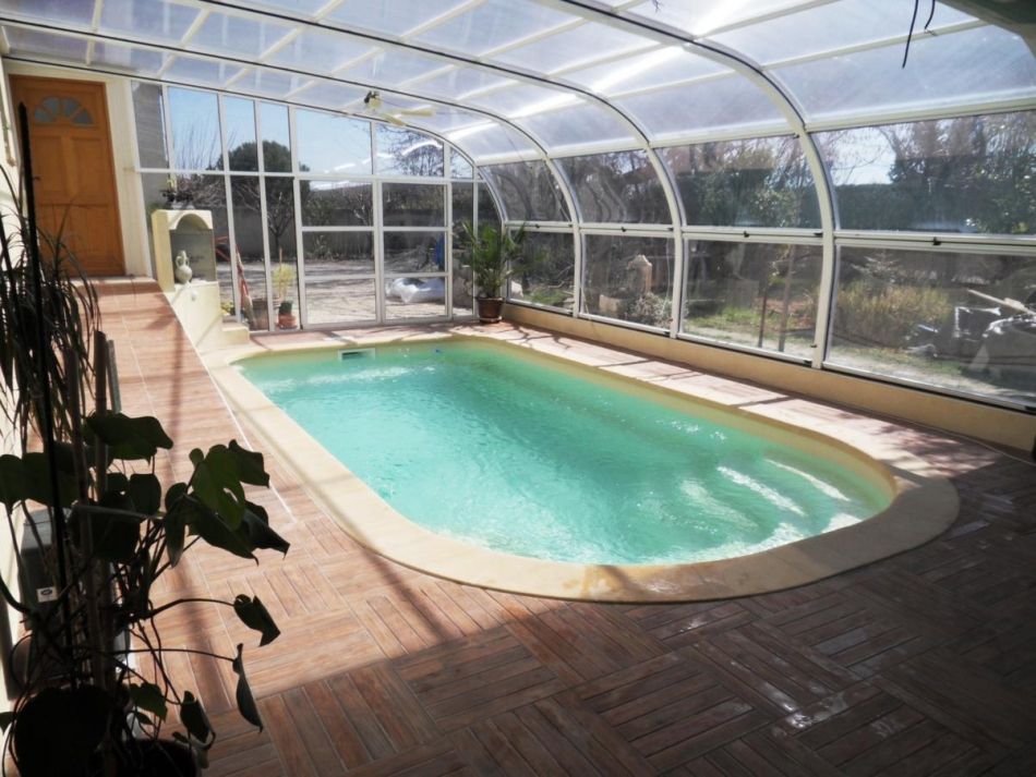 Piscine coque d'intérieur, aménagement piscine d'intérieur avec abris piscine