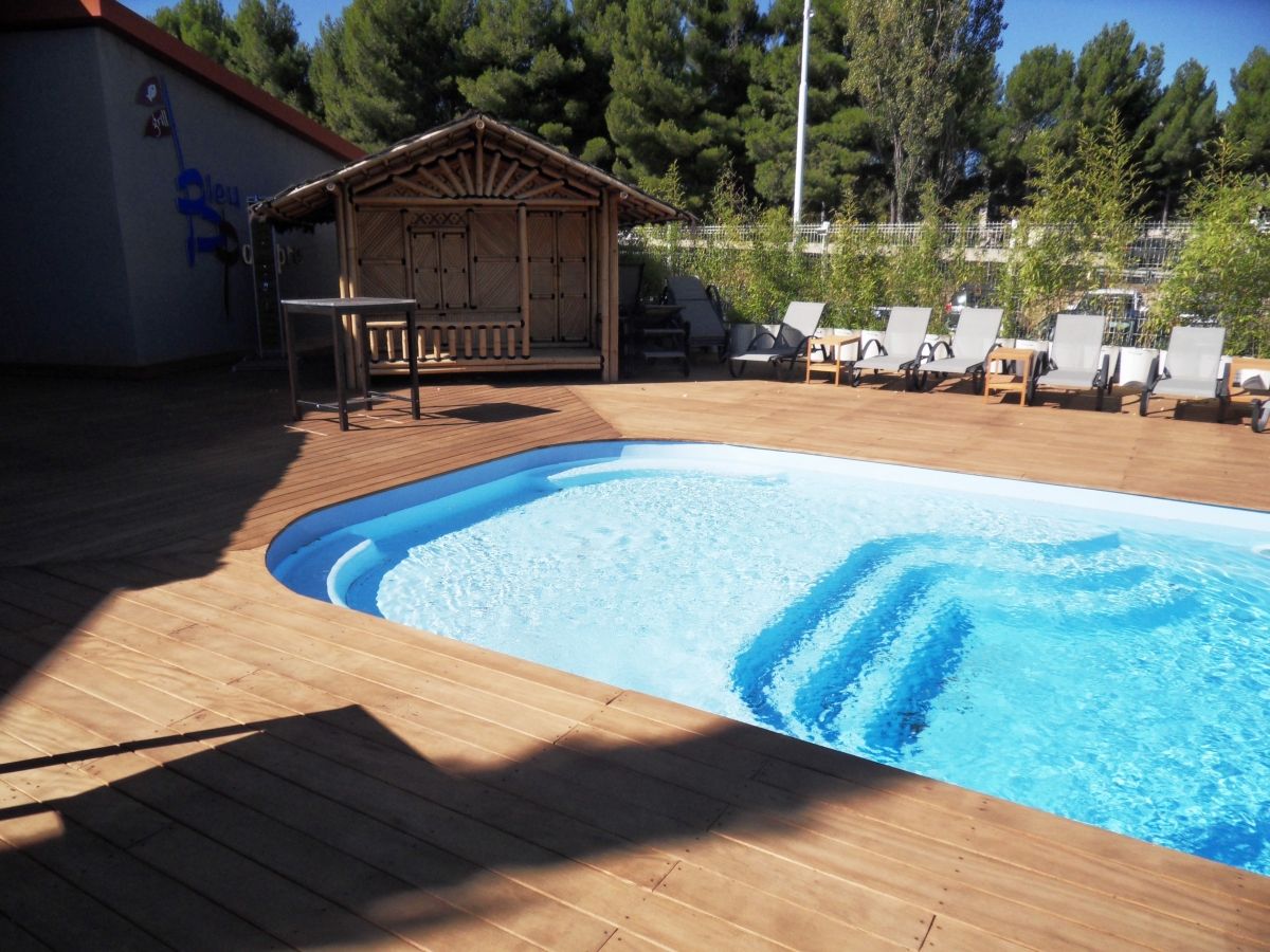 Piscine en coque avec plage