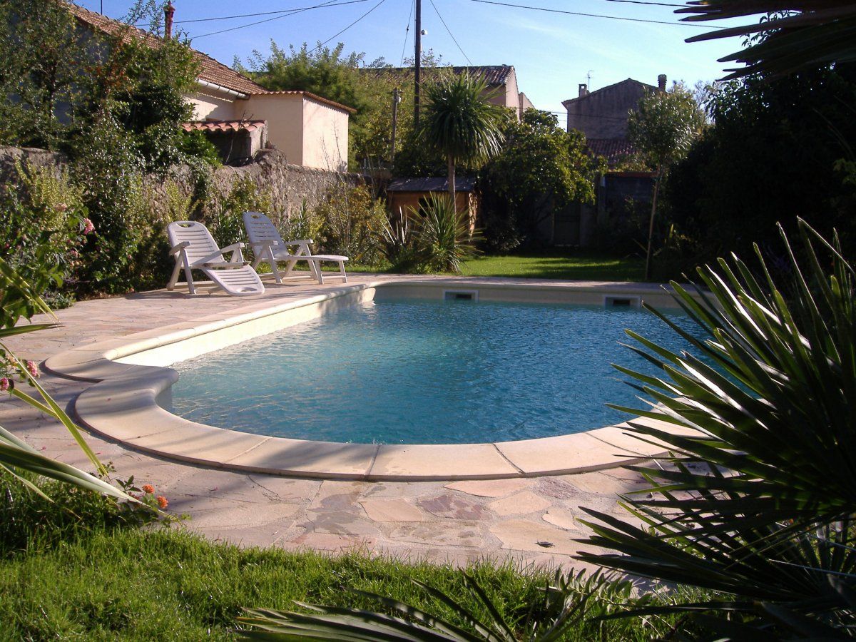 piscine avec escalier roman