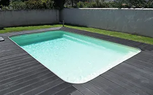 piscine rectangle en fond en incliné