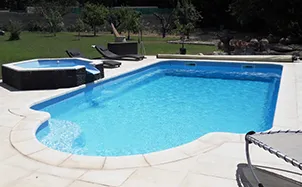 grande piscine fond en pente