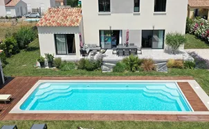 très grande piscine rectange avec marches sur le coté