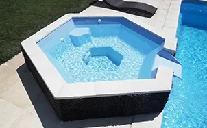 jacuzzi à débordement pour piscine