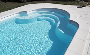 petite piscine fond en pente